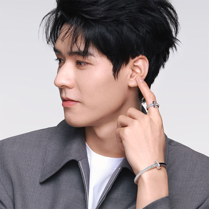 Bracelet jonc à charnière large T1 orné de diamants en or blanc 18 carats