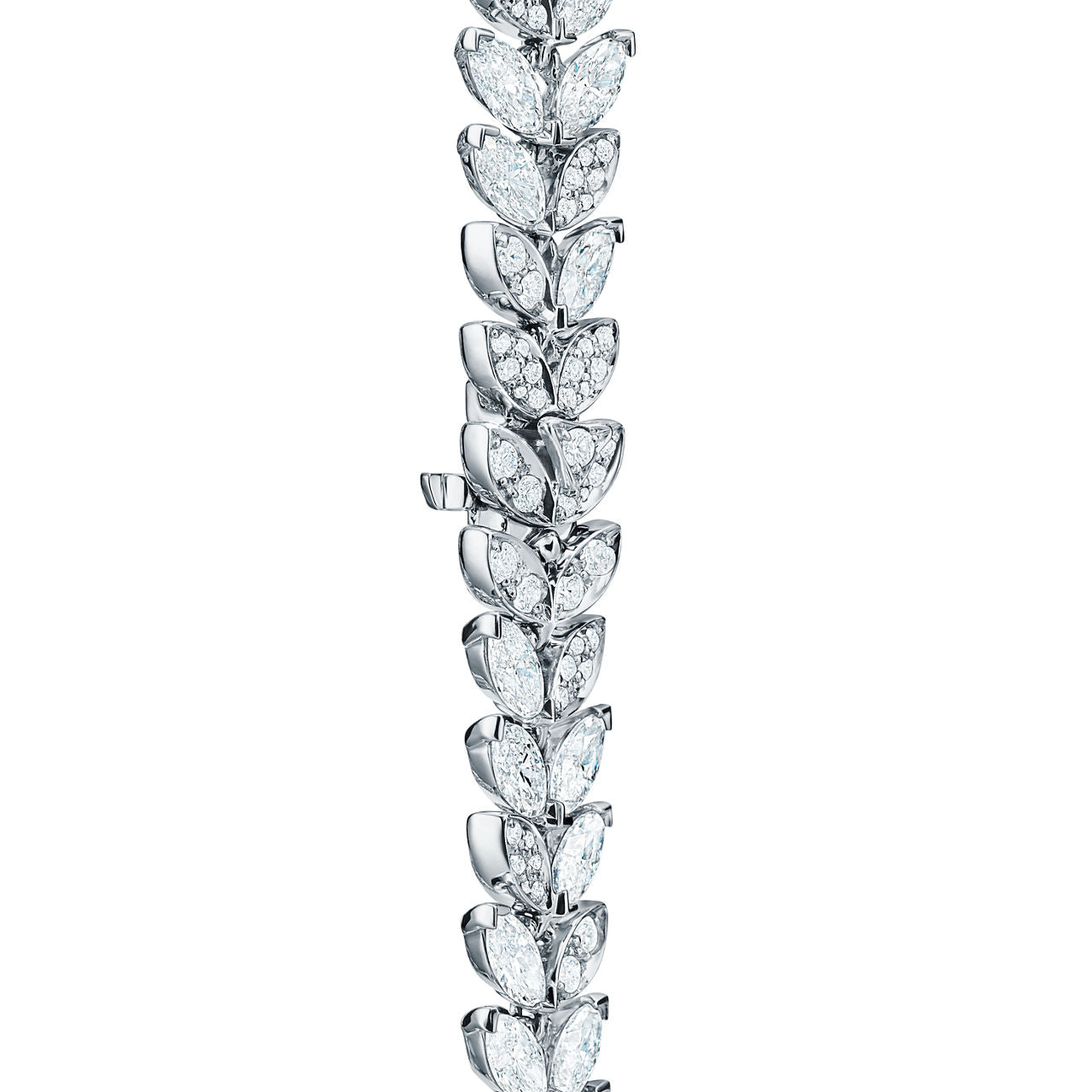 Collier motif vigne en platine 950 mil. et diamants. 40,6 cm