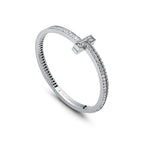 Bracelet jonc T1 en or blanc, diamants pavés et taille baguette