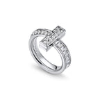Tiffany T Bague T1 en or blanc et diamants pavés et taille baguette