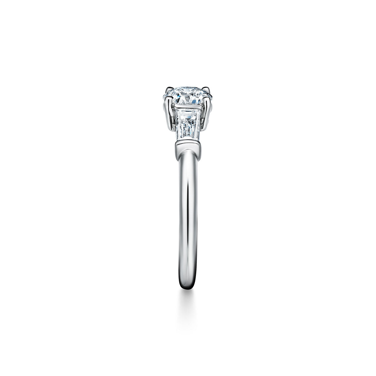 Tiffany Trois pierres Bague de fiançailles en platine 950 millièmes ornée de pierres latérales taille baguette