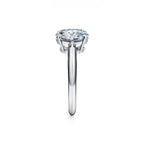 Bague de fiançailles en platine 950 millièmes ornée d’un diamant taille ovale