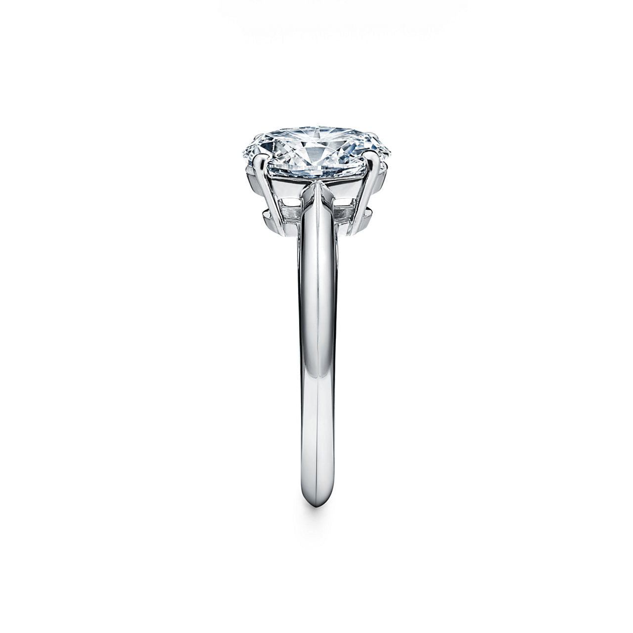 Bague de fiançailles en platine 950 millièmes ornée d’un diamant taille ovale