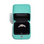 Tiffany Edge Bague Bypass en platine 950 millièmes, or jaune 18 carats et diamants. Étroite.