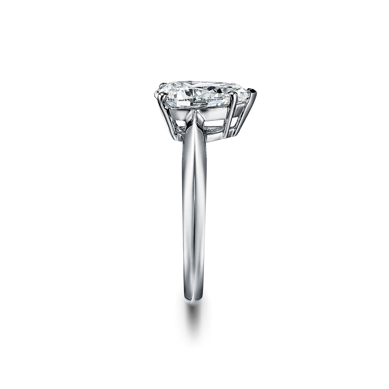 Bague de fiançailles en platine 950 millièmes ornée d’un diamant taille poire