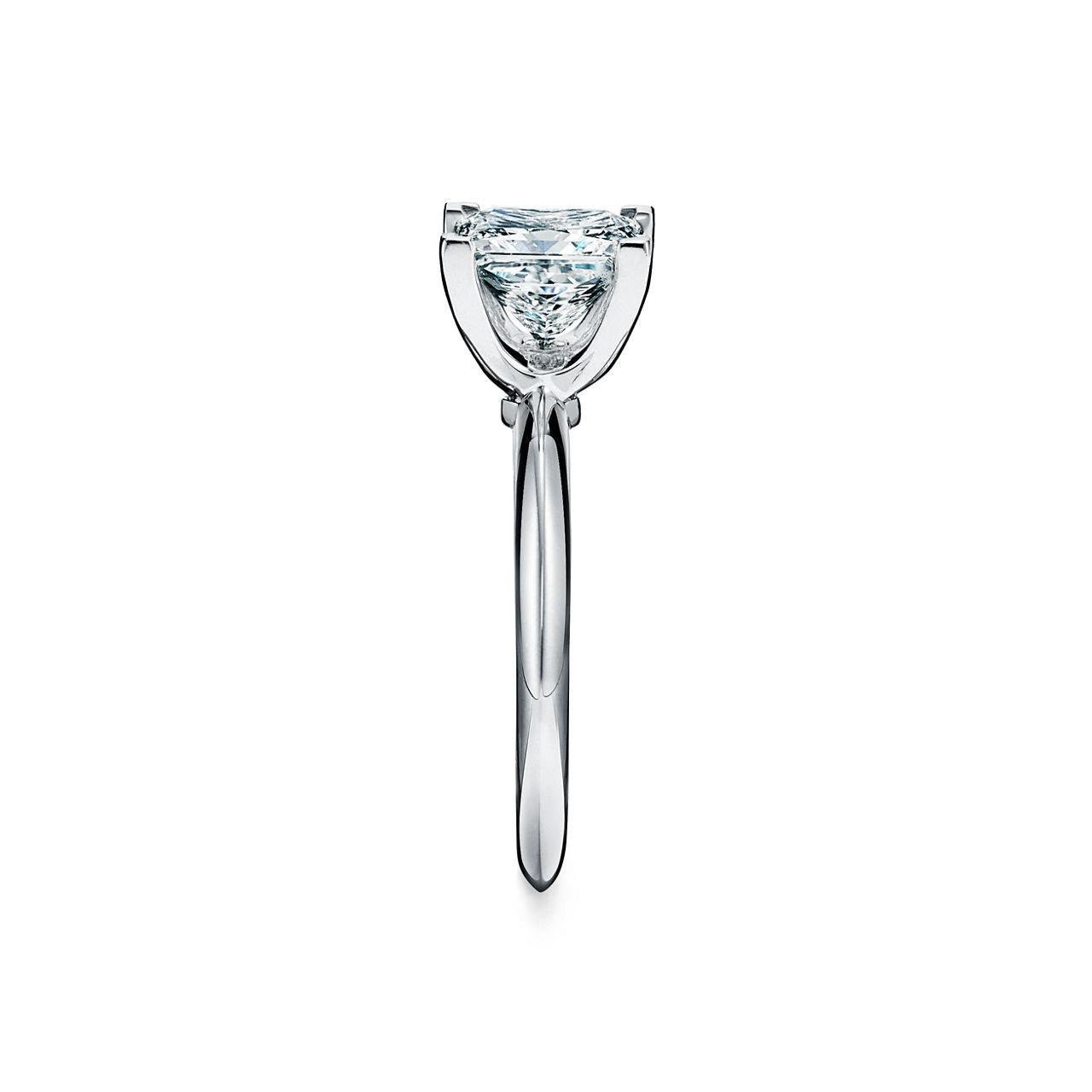 Bague de fiançailles en platine 950 millièmes ornée d’un diamant taille princesse