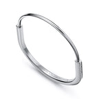Bracelet jonc étroit en or blanc 18 carats et pavé de diamants demi-cercle