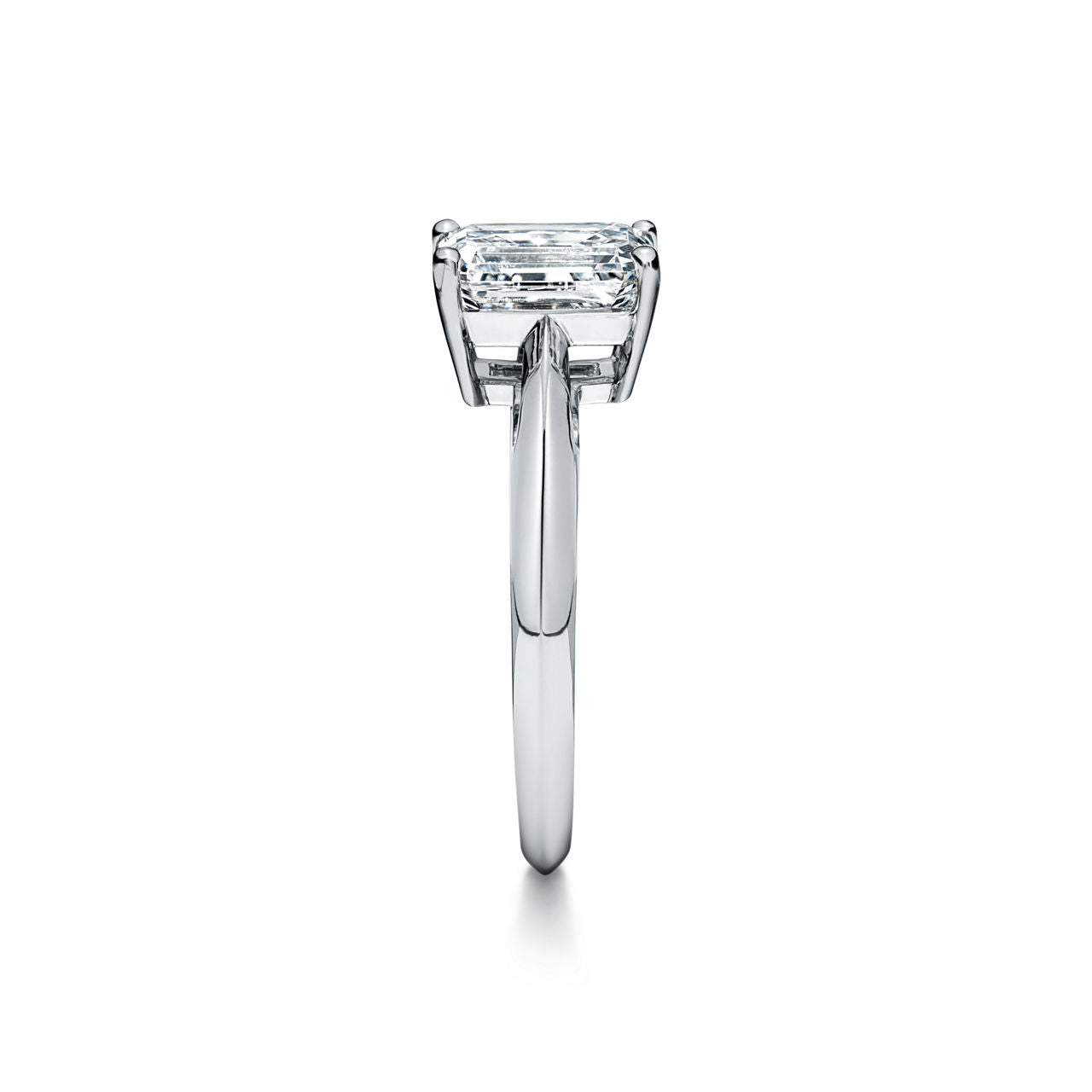 Bague de fiançailles en platine 950 millièmes ornée d’un diamant taille émeraude