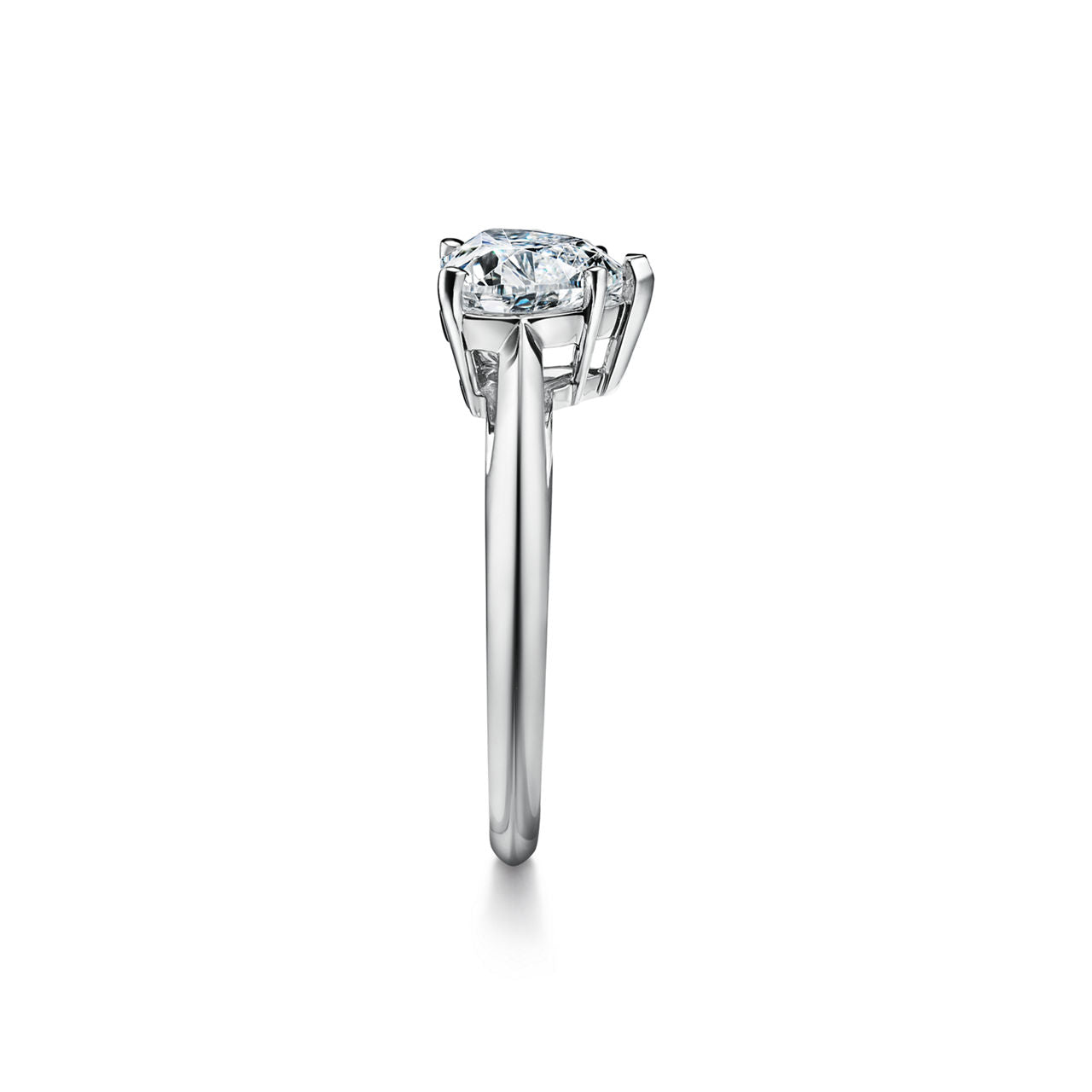 Bague de fiançailles en platine 950 millièmes ornée d’un diamant taille cœur