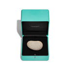 Broche Bean design en or jaune et pavé de diamants