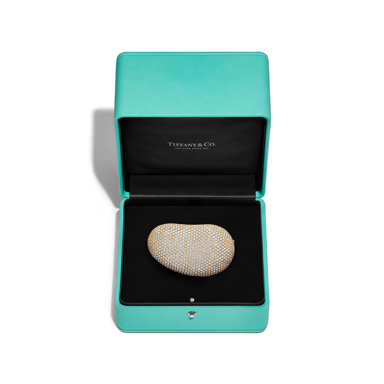 Broche Bean design en or jaune et pavé de diamants