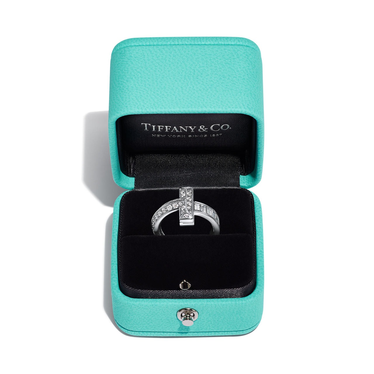 Tiffany T Bague T1 en or blanc et diamants pavés et taille baguette