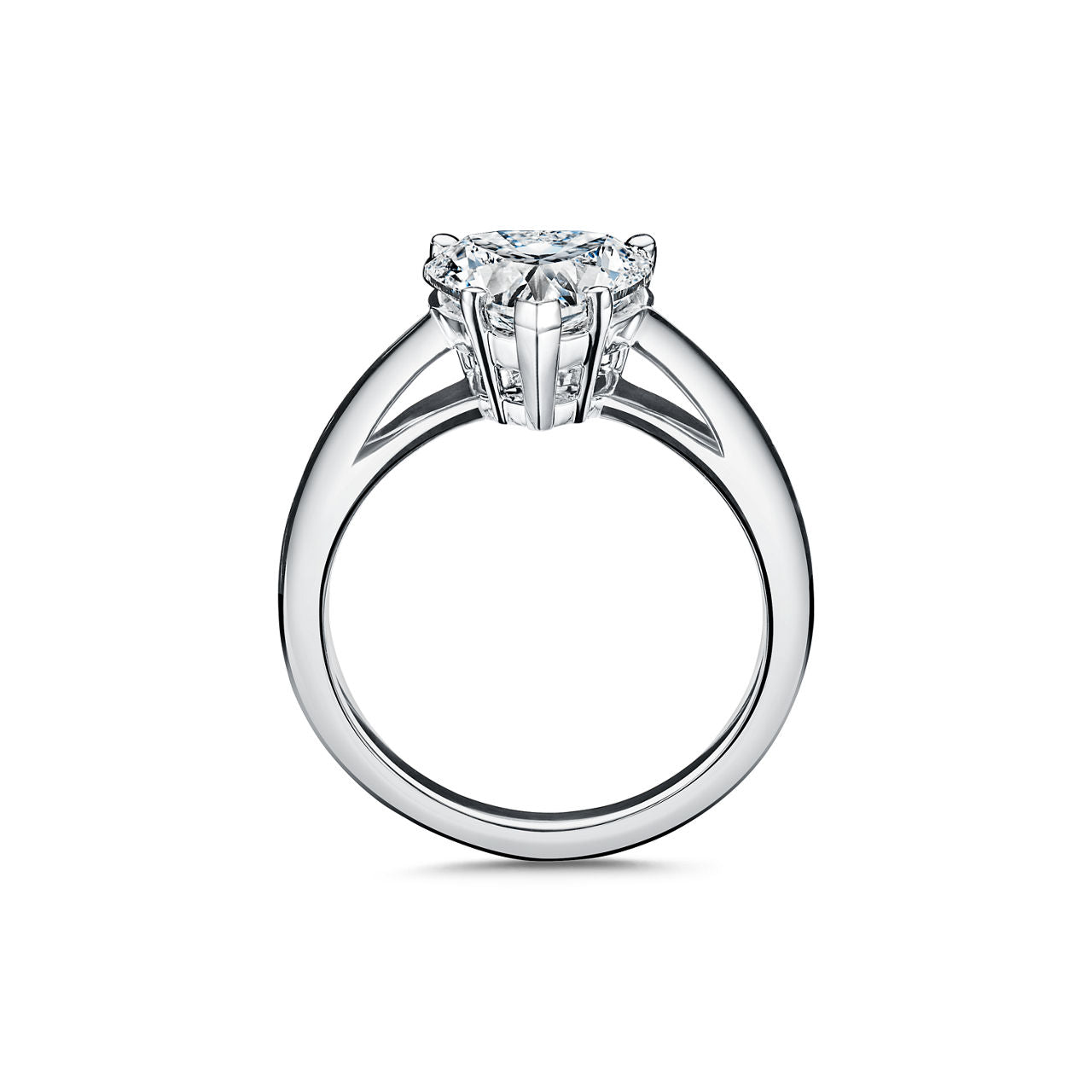 Bague de fiançailles en platine 950 millièmes ornée d’un diamant taille cœur
