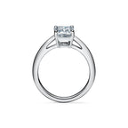 Bague de fiançailles en platine 950 millièmes ornée d’un diamant taille émeraude