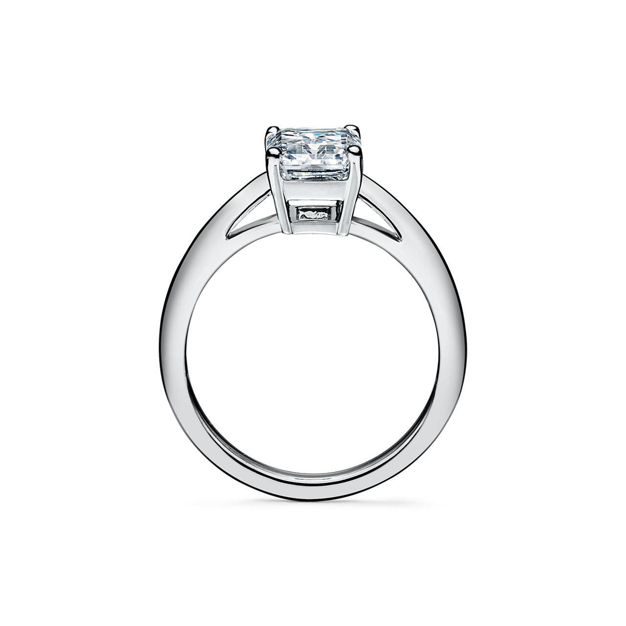 Bague de fiançailles en platine 950 millièmes ornée d’un diamant taille émeraude