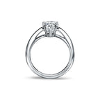 Bague de fiançailles en platine 950 millièmes ornée d’un diamant taille poire