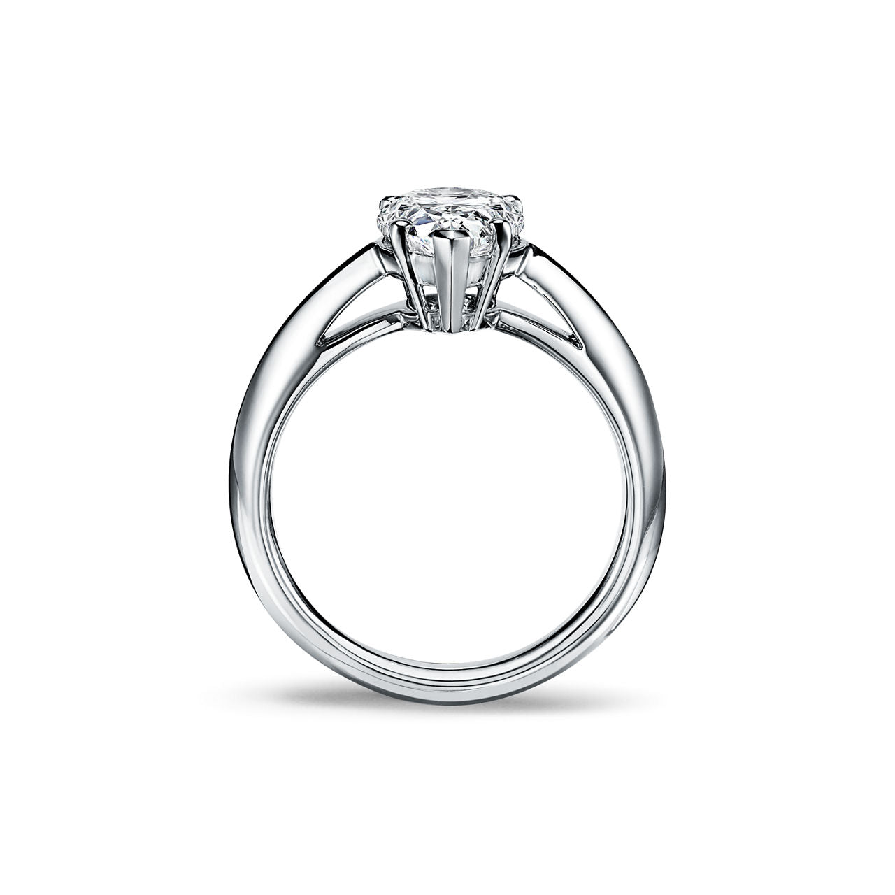 Bague de fiançailles en platine 950 millièmes ornée d’un diamant taille poire