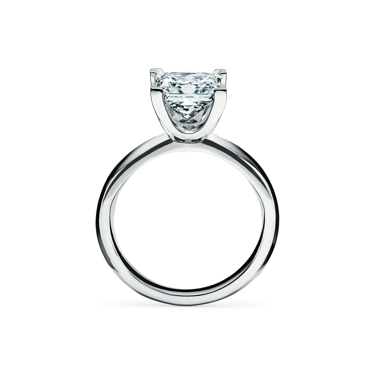Bague de fiançailles en platine 950 millièmes ornée d’un diamant taille princesse