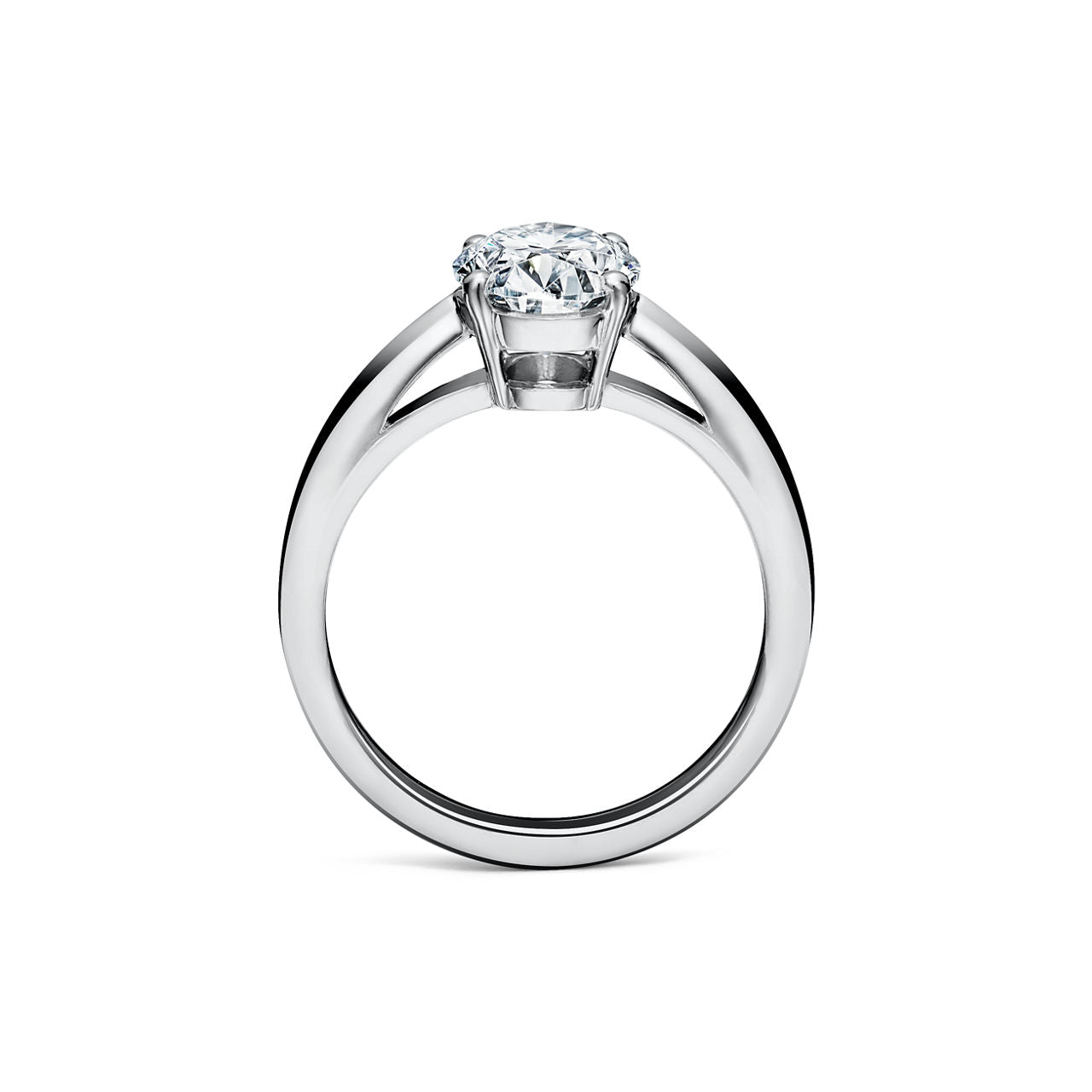 Bague de fiançailles en platine 950 millièmes ornée d’un diamant taille ovale