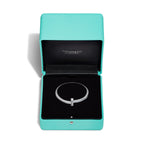 Bracelet jonc T1 en or blanc, diamants pavés et taille baguette