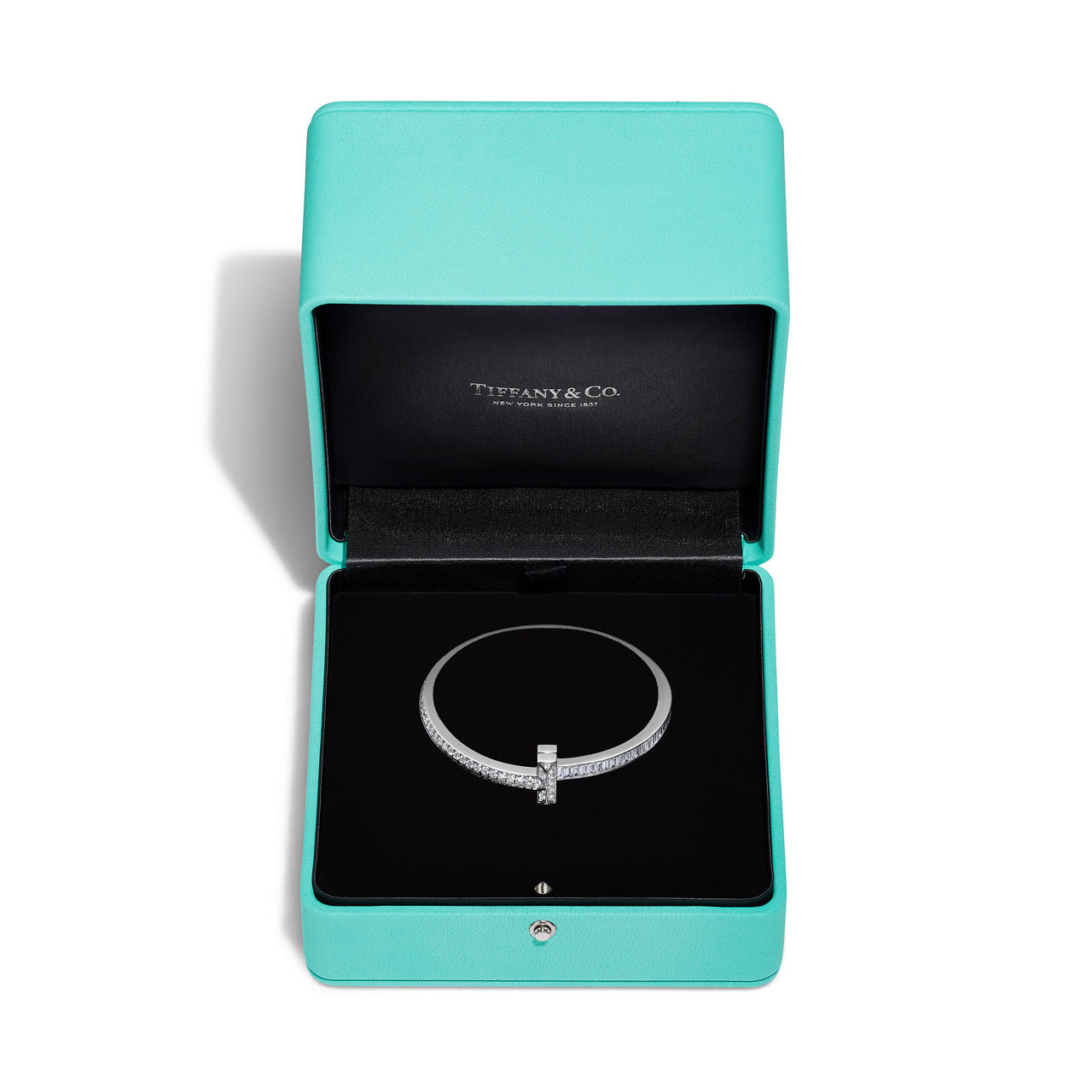 Bracelet jonc T1 en or blanc, diamants pavés et taille baguette