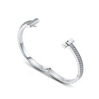 Bracelet jonc à charnière large T1 orné de diamants en or blanc 18 carats