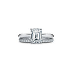 Bague de fiançailles en platine 950 millièmes ornée d’un diamant taille émeraude
