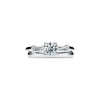 Tiffany Trois pierres Bague de fiançailles en platine 950 millièmes ornée de pierres latérales taille baguette