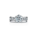 Tiffany® Setting Bague de fiançailles avec anneau en platine 950 millièmes et diamants sertis en bande
