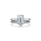 Bague de fiançailles en platine 950 millièmes ornée d’un diamant taille émeraude