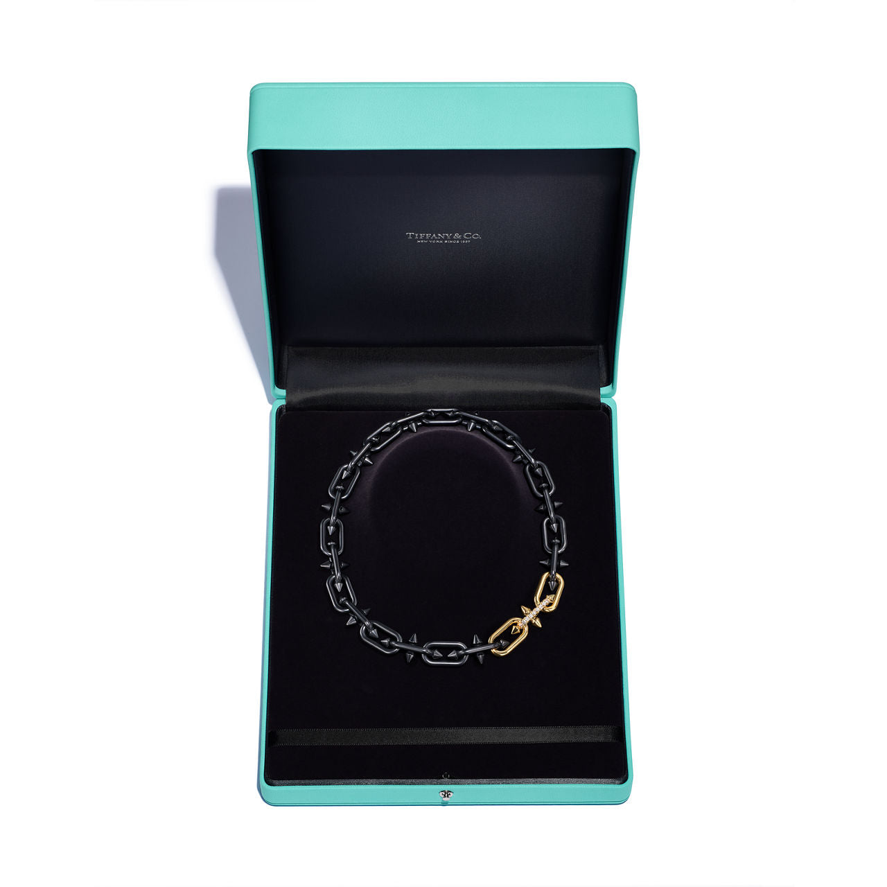 Collier en titane, or 18 carats et diamants