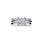 Bague de fiançailles en platine 950 millièmes ornée d’un diamant taille princesse
