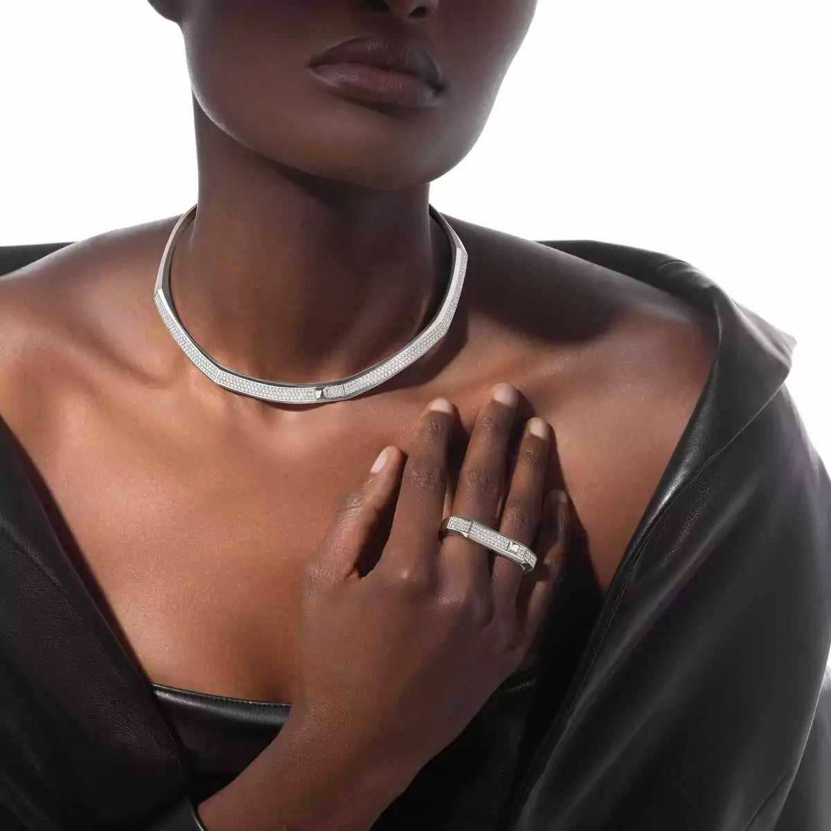 Collier ras-de-cou Moderniste